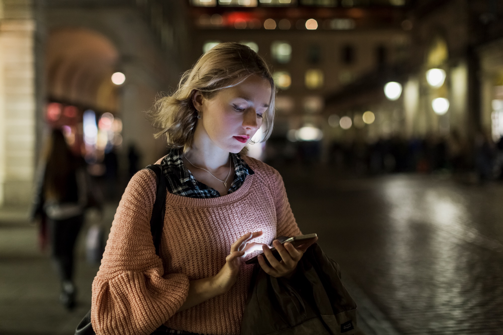 Utilisatrice de Charlotte sur smartphone